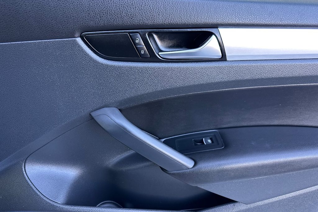 Thumbnail: 2013 Volkswagen Passat - 23