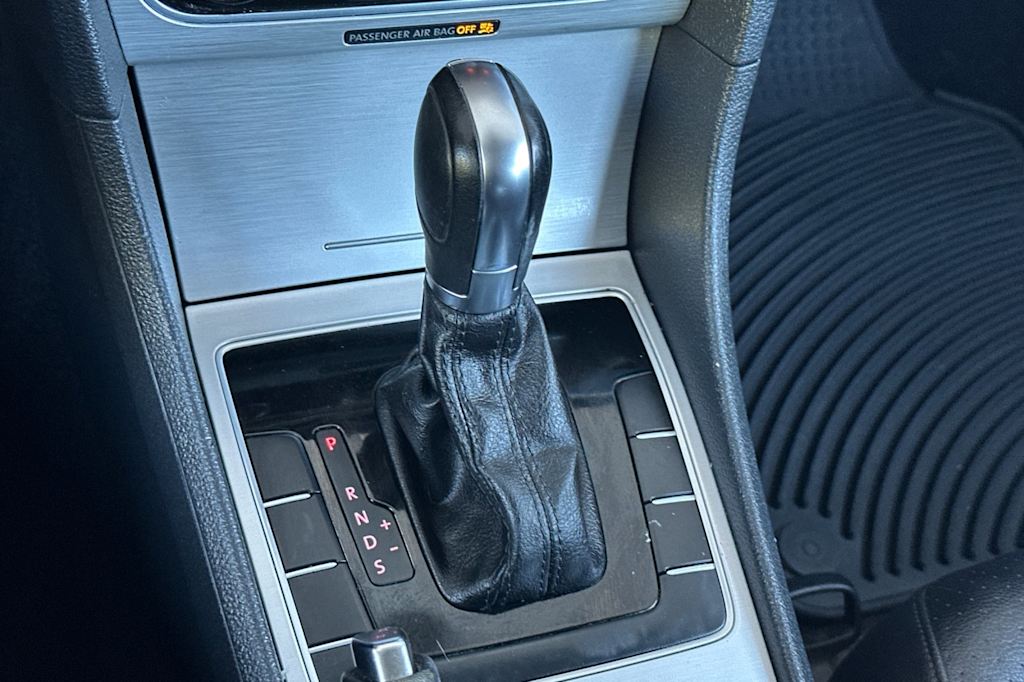 Thumbnail: 2013 Volkswagen Passat - 14