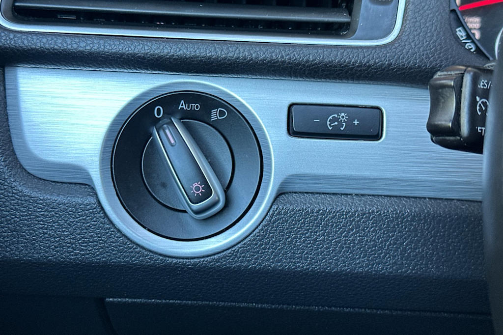 Thumbnail: 2013 Volkswagen Passat - 30