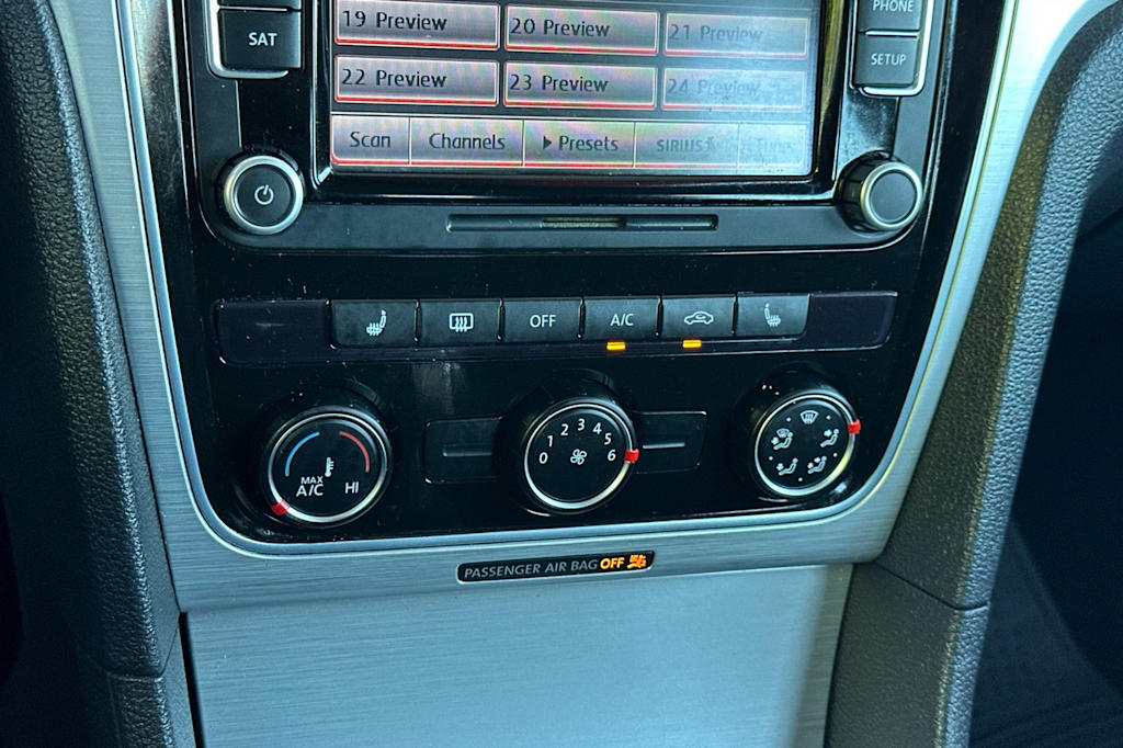 Thumbnail: 2013 Volkswagen Passat - 25