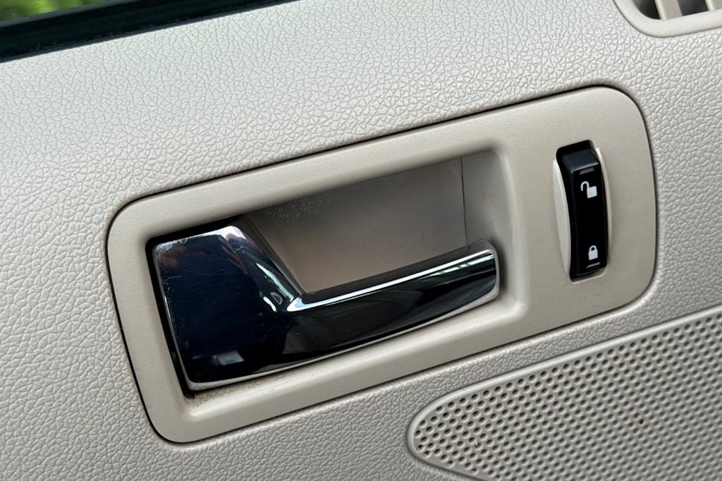 Thumbnail: 2010 Ford Mustang - 22