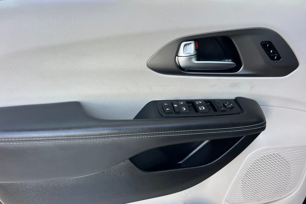 Thumbnail: 2024 Chrysler Pacifica - 19