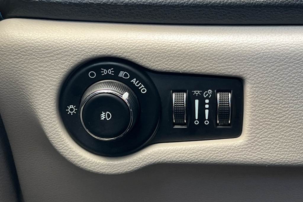 Thumbnail: 2021 Chrysler Pacifica - 34