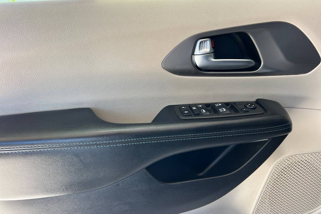 Thumbnail: 2021 Chrysler Pacifica - 20