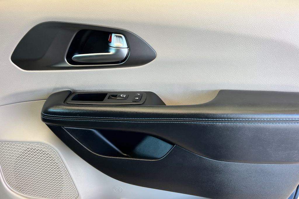 Thumbnail: 2021 Chrysler Pacifica - 25