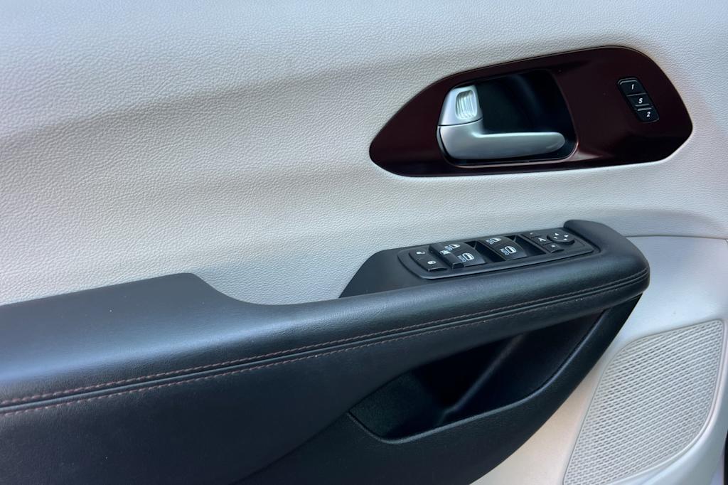 Thumbnail: 2017 Chrysler Pacifica - 20