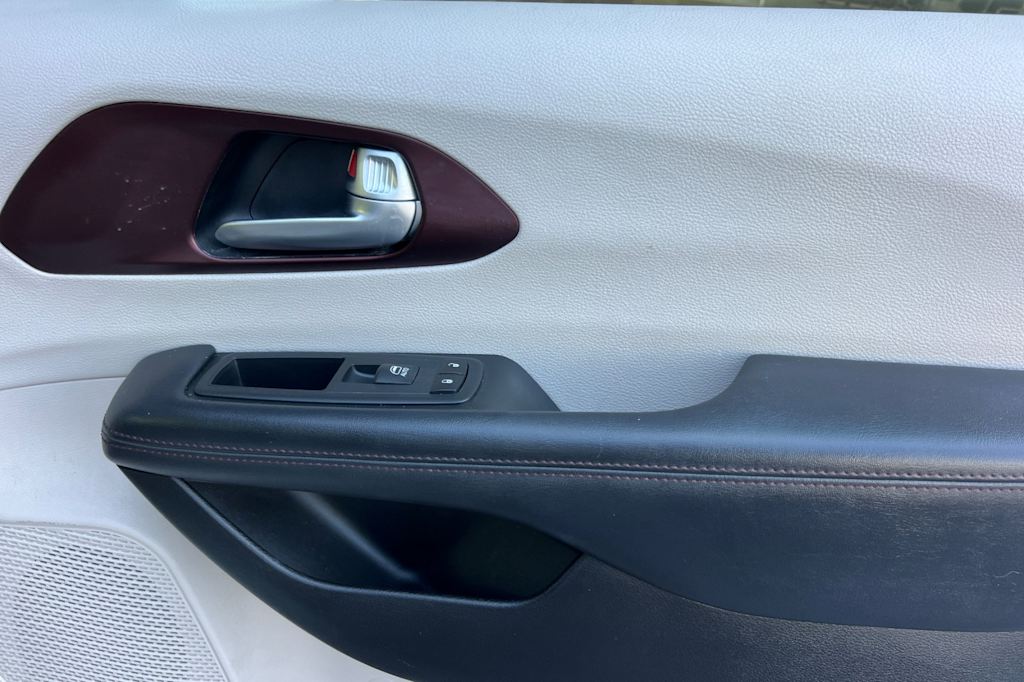 Thumbnail: 2017 Chrysler Pacifica - 26