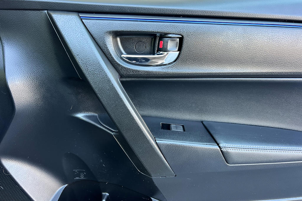Thumbnail: 2018 Toyota Corolla - 21