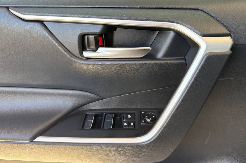 Thumbnail: 2021 Toyota RAV4 - 21