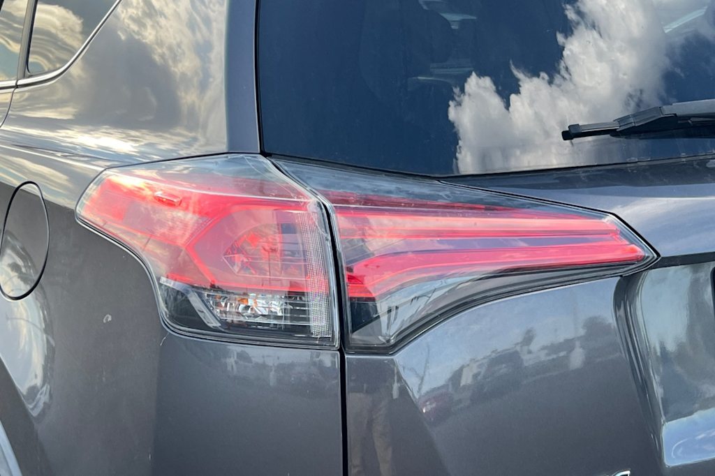 Thumbnail: 2016 Toyota RAV4 - 21
