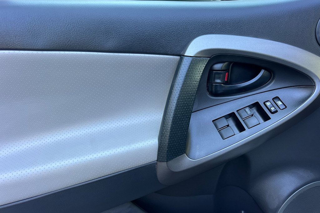 Thumbnail: 2012 Toyota RAV4 - 21