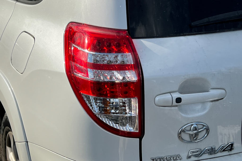 Thumbnail: 2010 Toyota RAV4 - 21