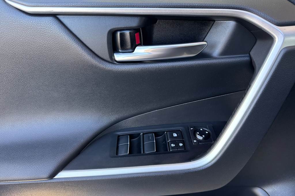 Thumbnail: 2021 Toyota RAV4 - 21