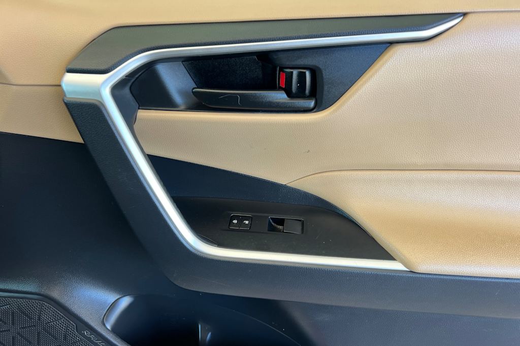 Thumbnail: 2021 Toyota RAV4 - 23