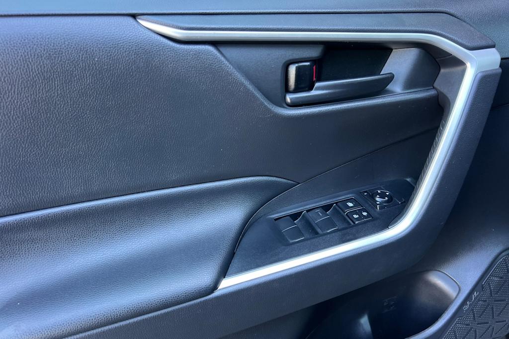 Thumbnail: 2021 Toyota RAV4 - 20