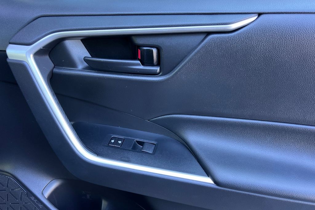 Thumbnail: 2021 Toyota RAV4 - 23