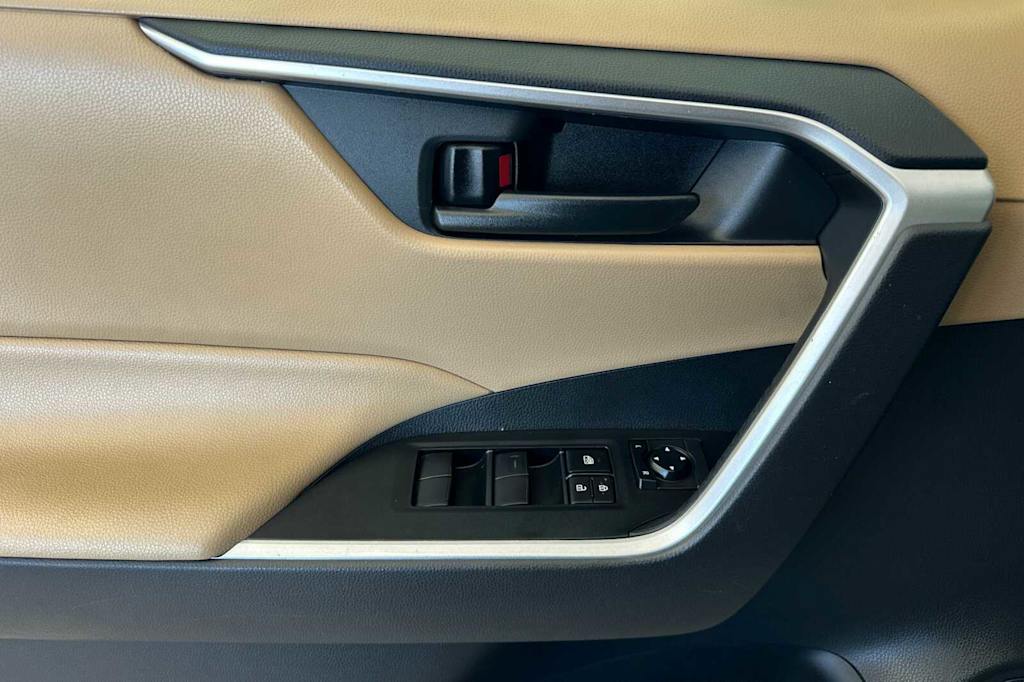 Thumbnail: 2020 Toyota RAV4 - 22