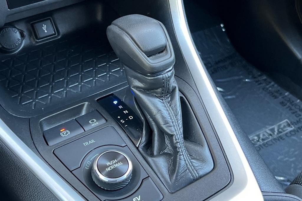 Thumbnail: 2021 Toyota RAV4 - 15