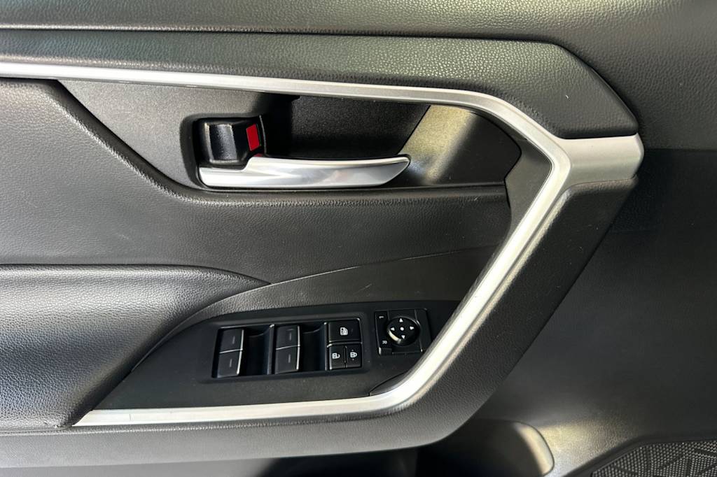 Thumbnail: 2022 Toyota RAV4 - 21