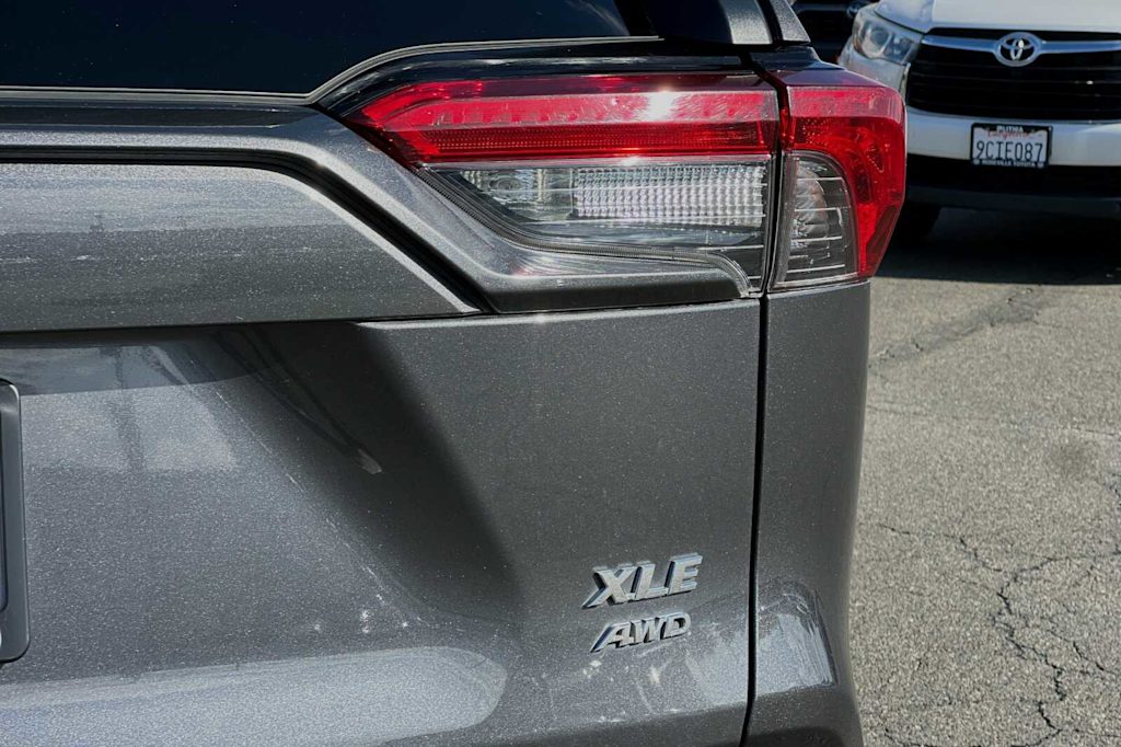 2019 Toyota RAV4 XLE 31