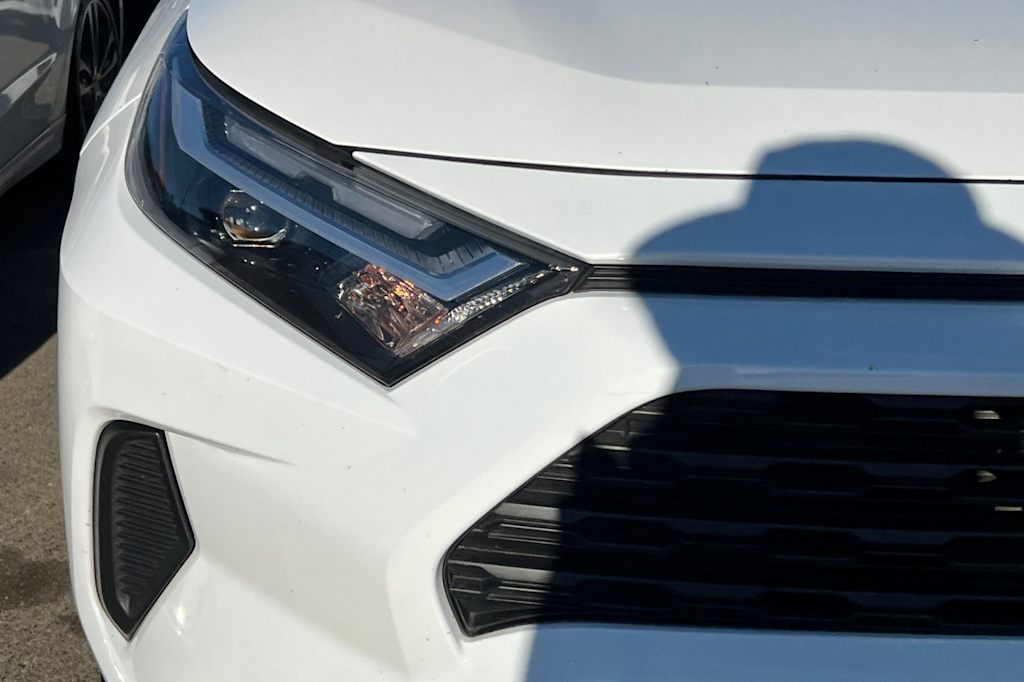 Thumbnail: 2022 Toyota RAV4 - 10