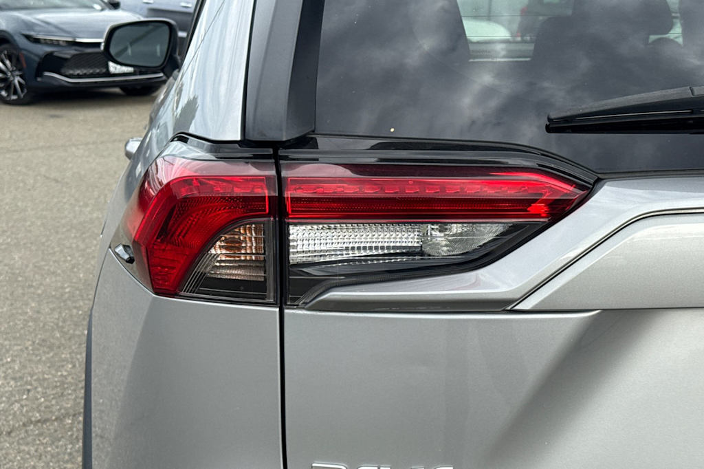 Thumbnail: 2021 Toyota RAV4 - 18