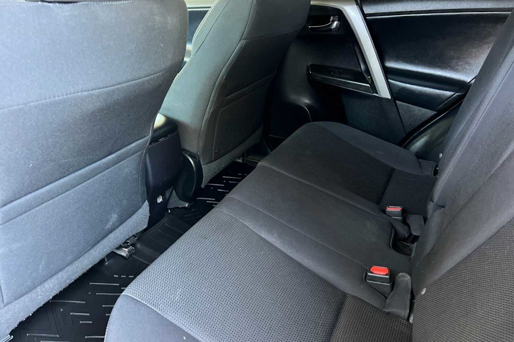 Thumbnail: 2018 Toyota RAV4 - 9