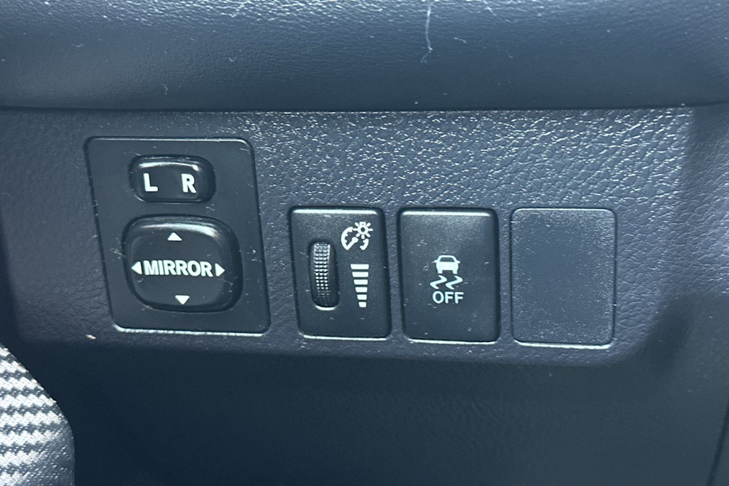 Thumbnail: 2015 Toyota RAV4 - 31