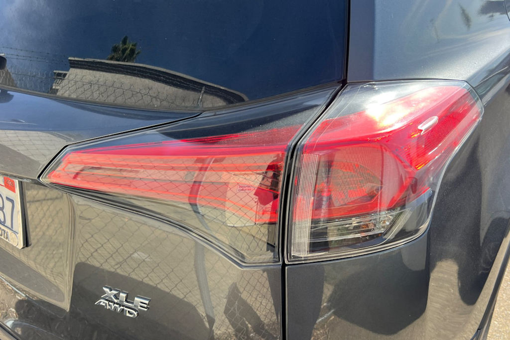 Thumbnail: 2018 Toyota RAV4 - 19