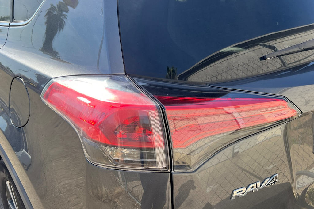 Thumbnail: 2018 Toyota RAV4 - 21
