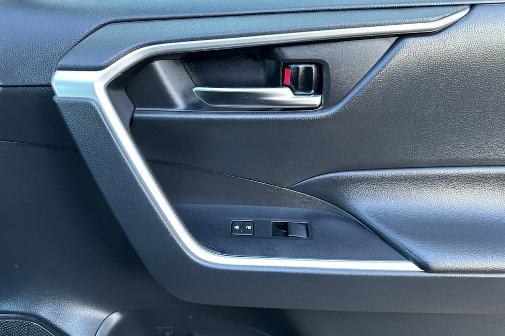 Thumbnail: 2021 Toyota RAV4 - 25