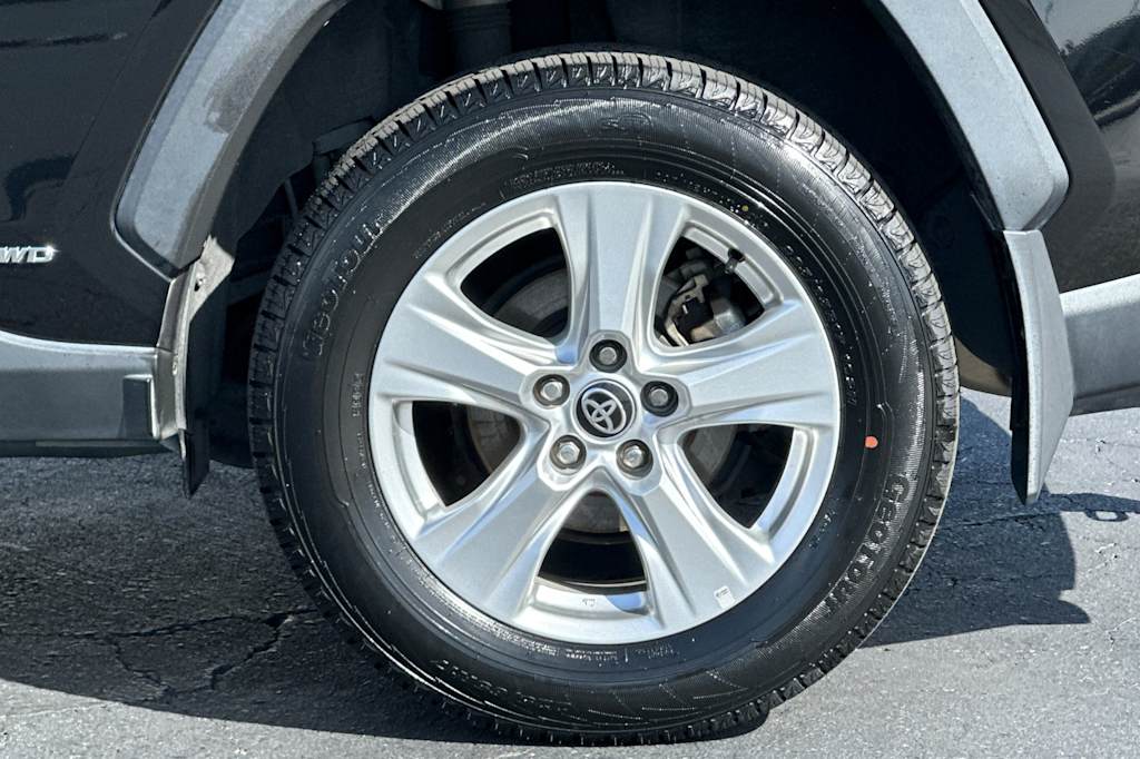 Thumbnail: 2021 Toyota RAV4 - 8