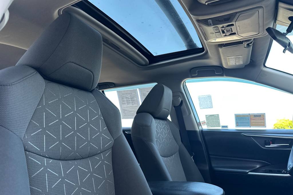Thumbnail: 2021 Toyota RAV4 - 24