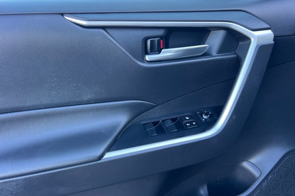 Thumbnail: 2021 Toyota RAV4 - 22