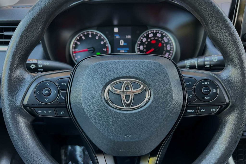 2022 Toyota RAV4 XLE 28