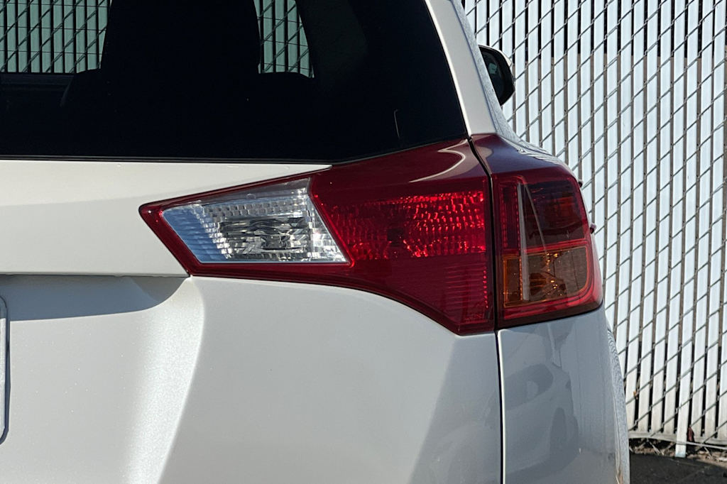 Thumbnail: 2015 Toyota RAV4 - 22
