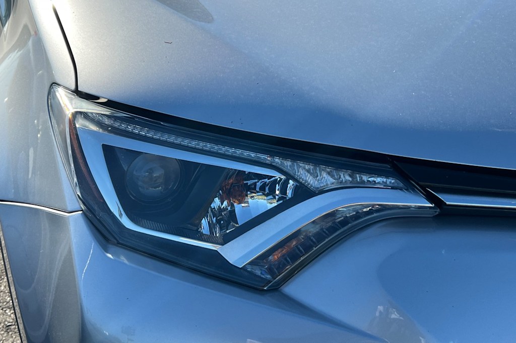 Thumbnail: 2017 Toyota RAV4 - 15
