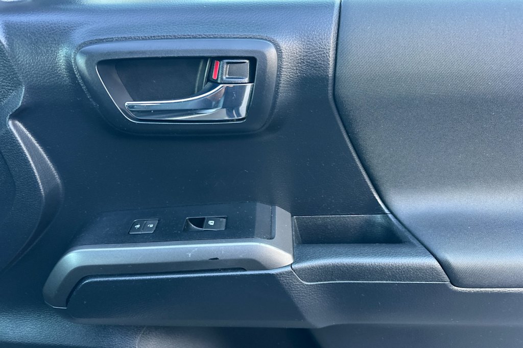 Thumbnail: 2019 Toyota Tacoma - 24