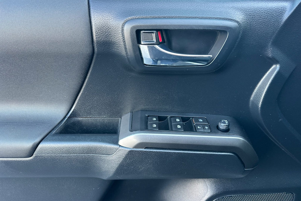 Thumbnail: 2019 Toyota Tacoma - 21