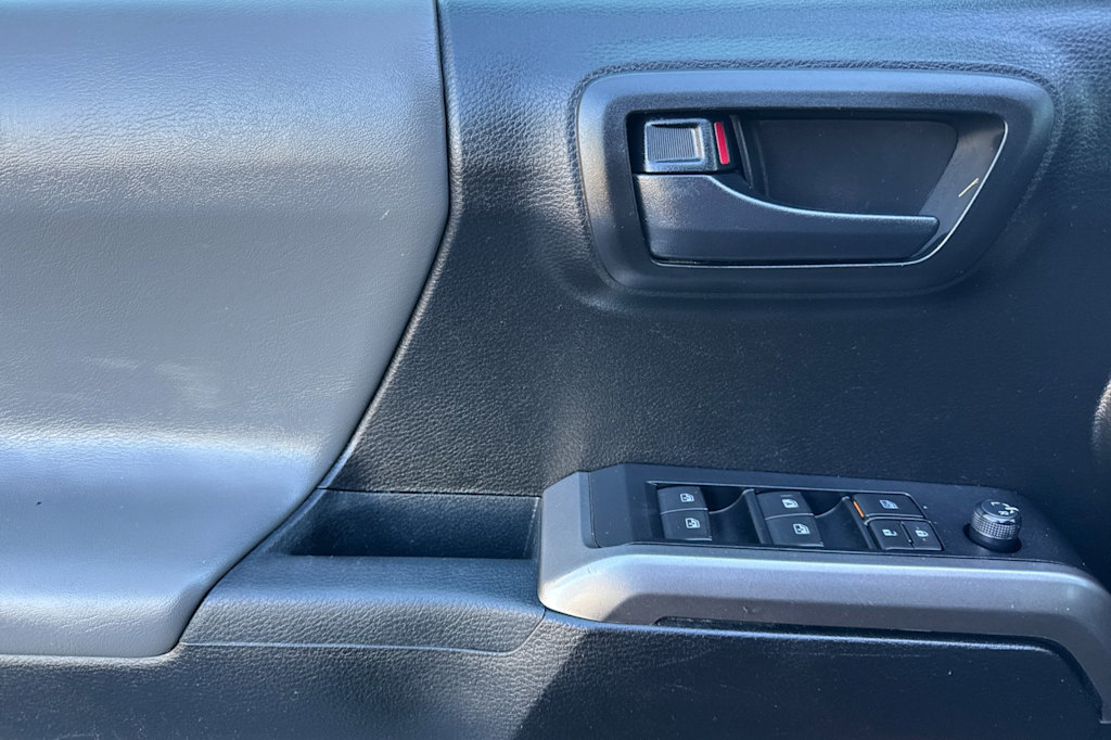 Thumbnail: 2021 Toyota Tacoma - 21