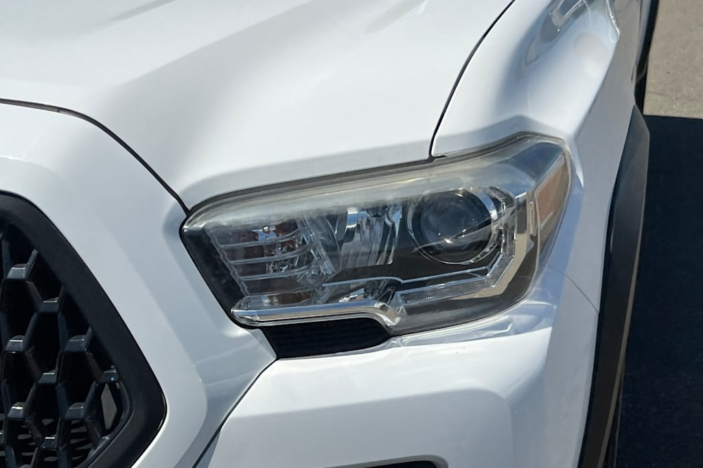 Thumbnail: 2018 Toyota Tacoma - 14