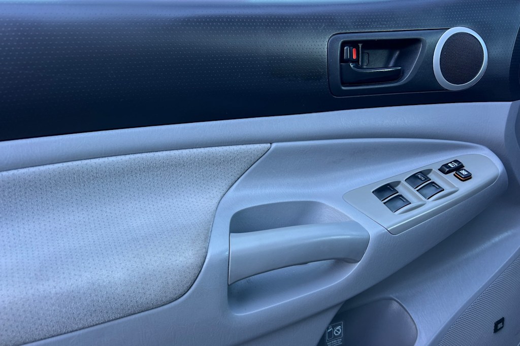 Thumbnail: 2011 Toyota Tacoma - 21