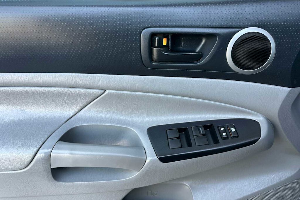 Thumbnail: 2013 Toyota Tacoma - 21