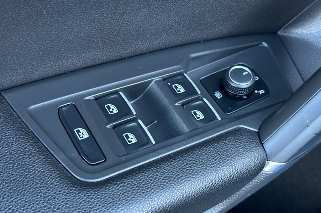 Thumbnail: 2018 Volkswagen Tiguan - 23