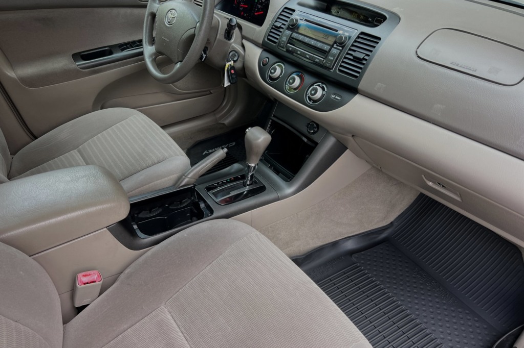 2005 Toyota Camry LE 12
