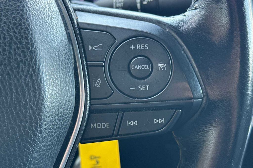 2020 Toyota Camry SE 28