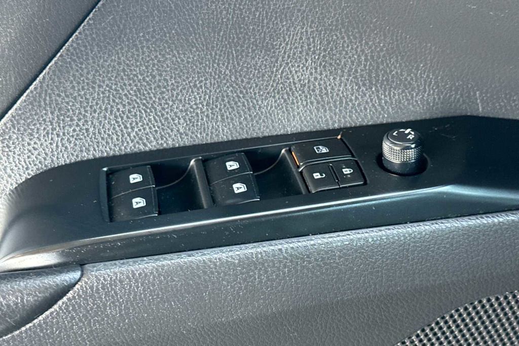2020 Toyota Camry SE 21