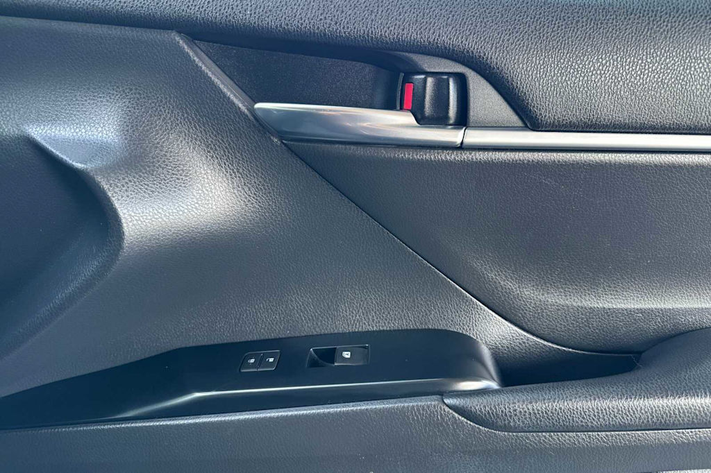 2020 Toyota Camry SE 23