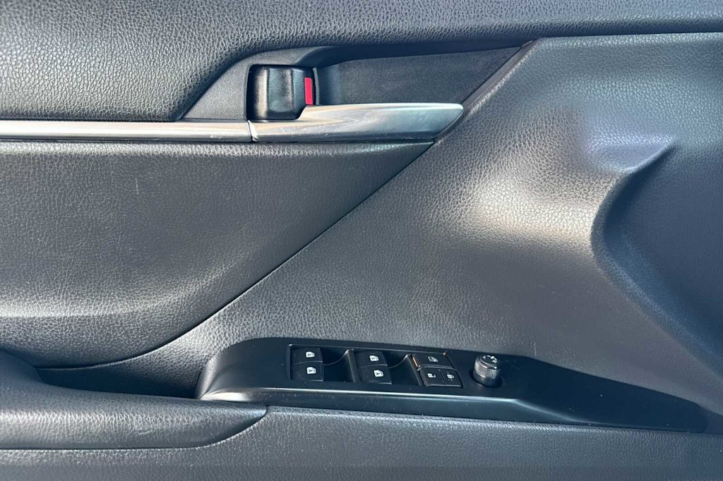 2020 Toyota Camry SE 20