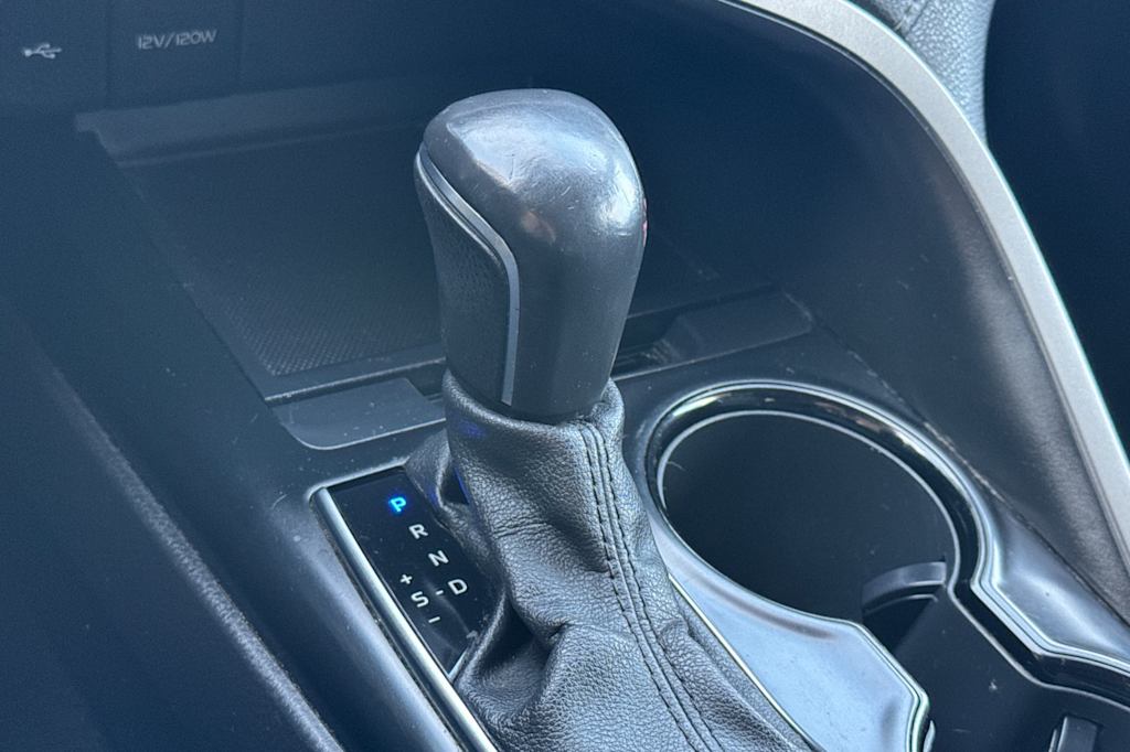 2020 Toyota Camry SE 14